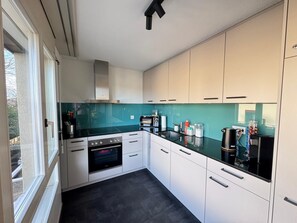 Jääkaappi, mikroaaltouuni, uuni, liesi