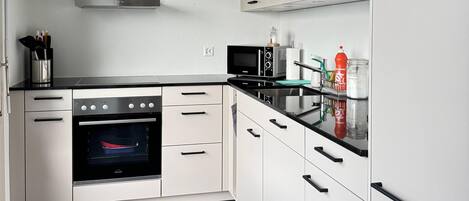 Kjøleskap, mikrobølgeovn, ovn og kokeplater