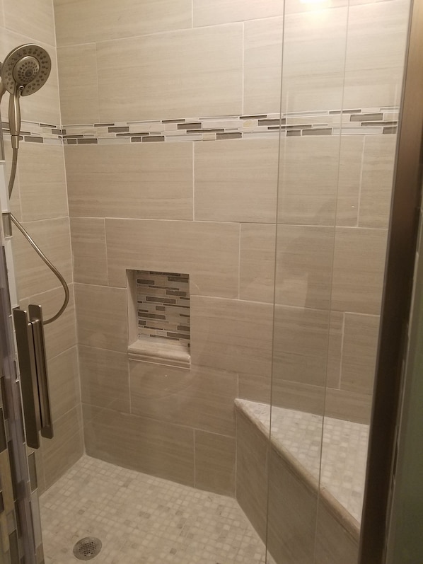 Shower, hair dryer, towels, soap - Spacious 5-bedroom hotel suites in marvelous Las Vegas (Las Vegas)