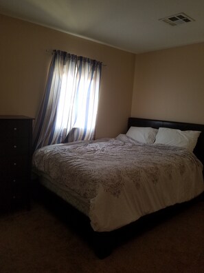 5 bedrooms, iron/ironing board, WiFi, bed sheets