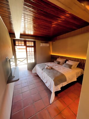 Chambre Deluxe avec lits jumeaux | Coffres-forts dans les chambres, Wi-Fi gratuit
