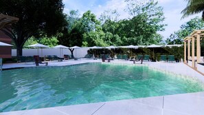 Una piscina al aire libre