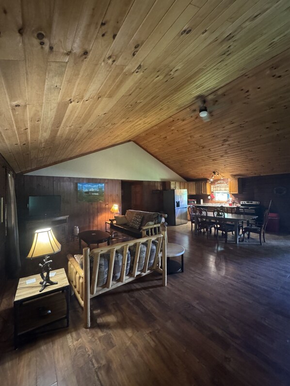 TV - Lazy Lane Cabins - Rustic Way (McArthur)