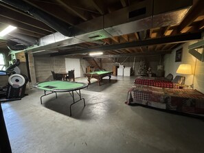 Games room - Lazy Lane Cabins - Rustic Way (McArthur)