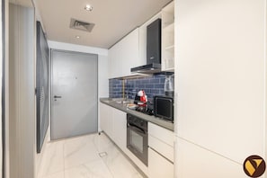 Cafetera y tetera, refrigerador, microondas y horno 