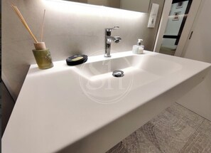 タオル、石鹸、トイレットペーパー