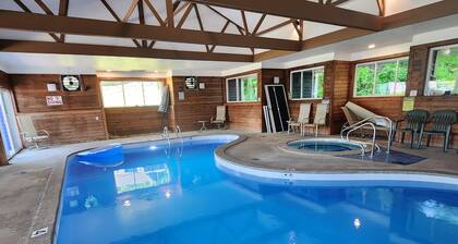 South Haven 2 BR Condo near downtown & beaches - Indoor Pool & Spa
