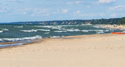 South Haven 2 BR Condo near downtown & beaches - Indoor Pool & Spa
