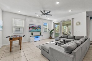 Living area - Spacious 6bd house Solara Resort private pool (Kissimmee)