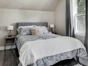 2 bedrooms, iron/ironing board, WiFi, bed sheets - Walkerton Sauna Suite (Walkerton)