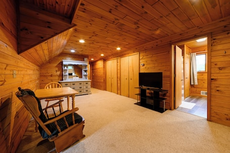 Deluxe House, 4 Bedrooms | Iron/ironing board, free WiFi