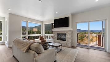 Condo (4 Bedrooms) | Front of property