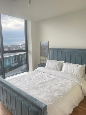 3 habitaciones, tabla de planchar con plancha, wifi y ropa de cama