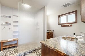 Toallas, jabón, shampoo, papel de baño 
