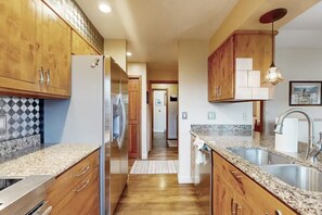 Private kitchen - Peaceful Mountain View Home – Dog Friendly (Kalispell)