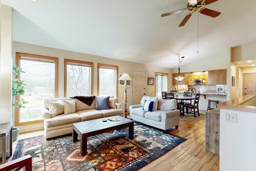 Peaceful Mountain View Home – Dog Friendly