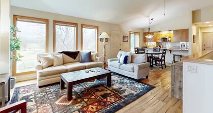 Peaceful Mountain View Home – Dog Friendly