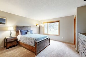 Room - Peaceful Mountain View Home – Dog Friendly (Kalispell)