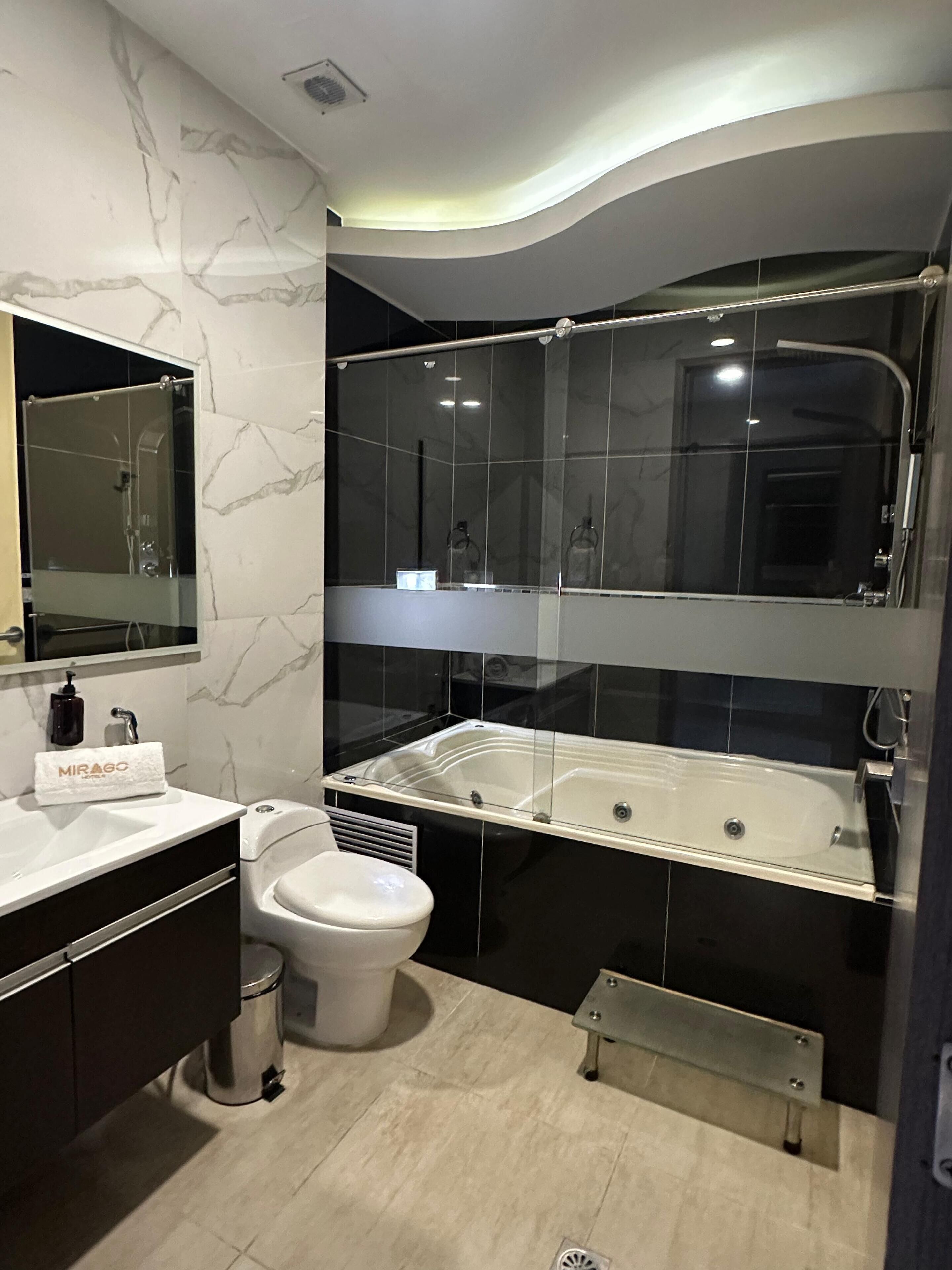 Deluxe Suite, City View | Bathroom