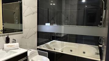 Deluxe Suite, City View | Bathroom
