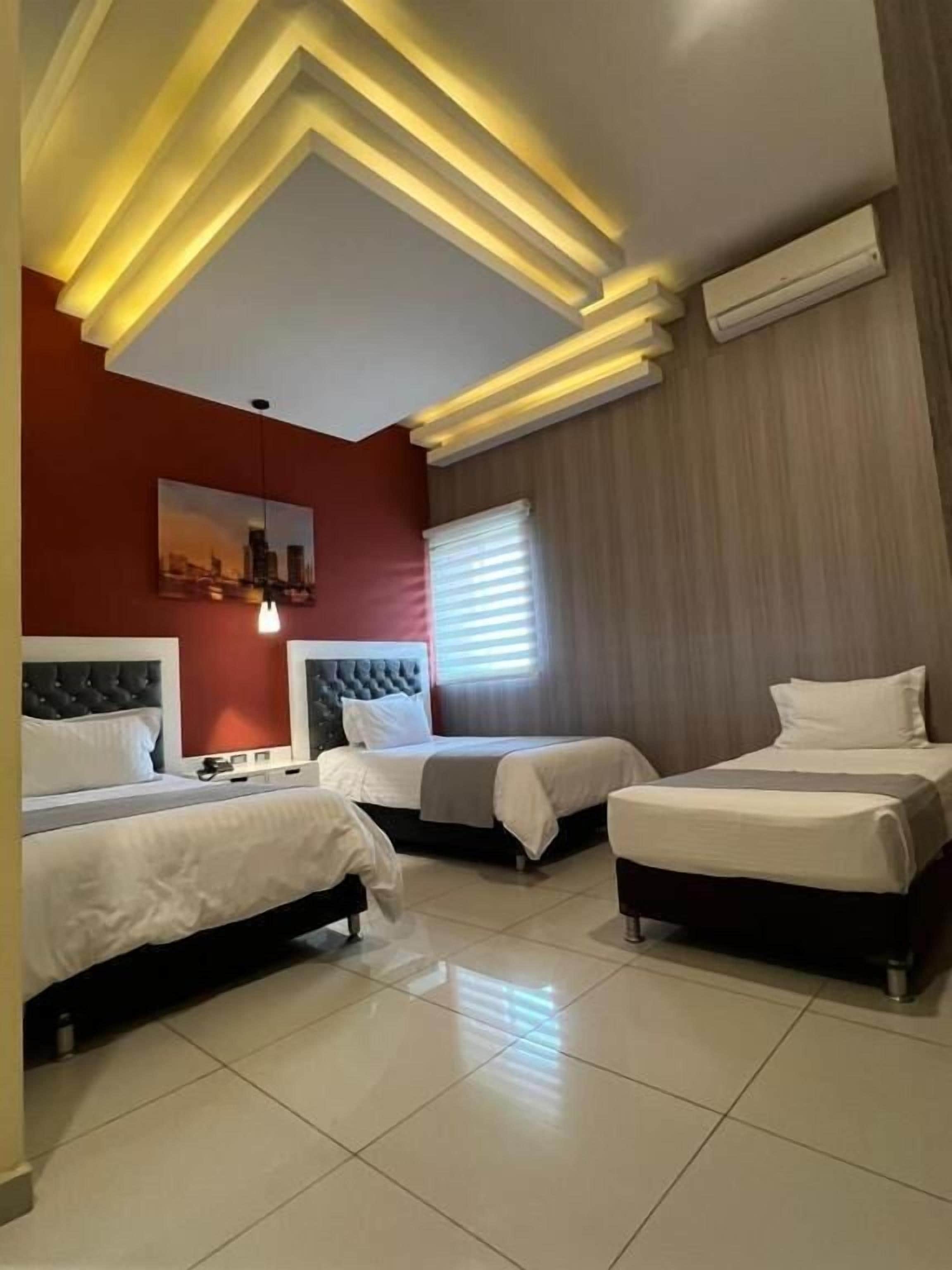 خزنة داخل الغرفة وتجهيزات عازلة للصوت وواي فاي مجانًا