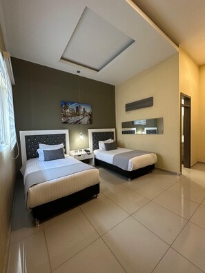 Habitación doble, vistas a la ciudad | Caja fuerte, sistema de insonorización, wifi gratis