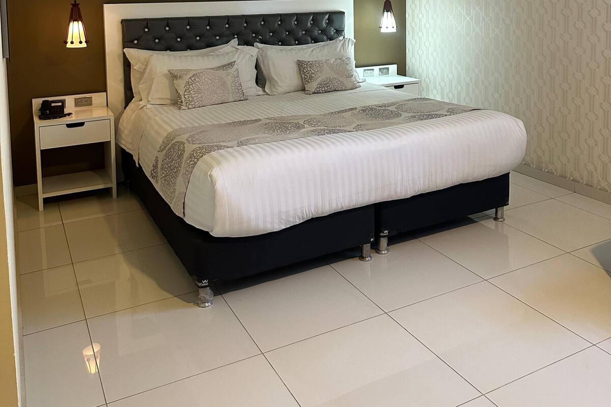 Deluxe Suite, City View | In-room safe, soundproofing, WiFi (free)