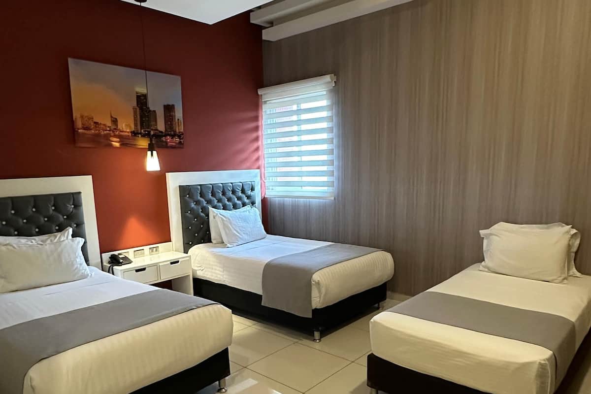 Habitación triple, vistas a la ciudad | Caja fuerte, sistema de insonorización, wifi gratis