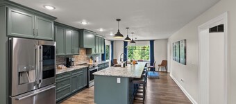 Private 7 Acre Estate 6-Bdrm Home+Putting Green+Theatre+Hot Tub+Game Rm+Fire Pit