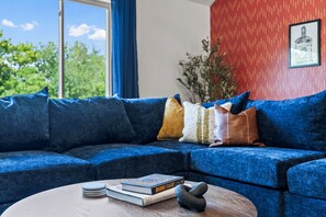 Smart-TV, peis og bøker