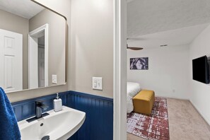 6 habitaciones, escritorio, tabla de planchar con plancha y wifi gratis