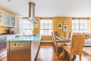 Jääkaappi, mikroaaltouuni, uuni, astianpesukone