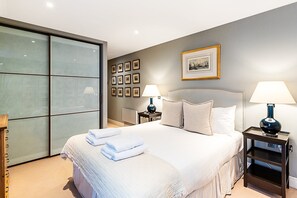 2 slaapkamers, een strijkplank/strijkijzer, internet