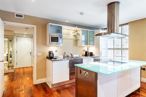 Refrigerador, microondas, horno, lavavajillas
