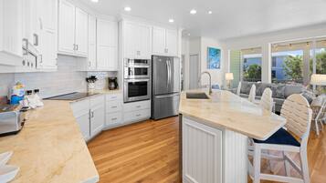 Een koelkast, een magnetron, een oven, een kookplaat