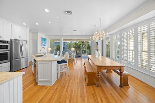 Tropical Paradise on Captiva – Stunning 7-Bedroom Home Just Steps from the Beach