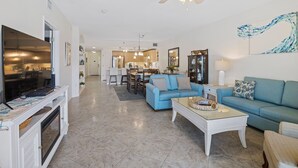 บ้านพัก, หลายเตียง, ระเบียง, วิวสวน (Ocean Walk 3-404) | บริเวณนั่งเล่น | ทีวีจอแบน 42 นิ้ว พร้อมช่องดิจิตอล