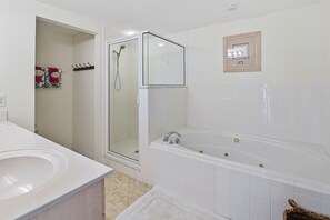 Huis, Meerdere bedden, balkon, uitzicht op tuin (Ocean Walk 3-404) | Badkamer | Gratis toiletartikelen, handdoeken, toiletpapier