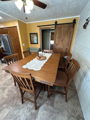 Dining - Rusty Flatts-Countryside Retreat Just Outside Grand Island – Sleeps 1 to 8 (Grand Island)