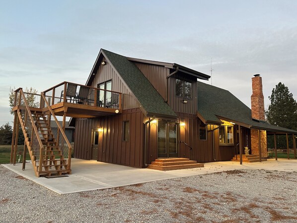 Exterior - Rusty Flatts-Countryside Retreat Just Outside Grand Island – Sleeps 1 to 8 (Grand Island)