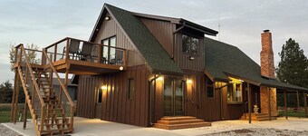 Rusty Flatts-Countryside Retreat Just Outside Grand Island – Sleeps 1 to 8
