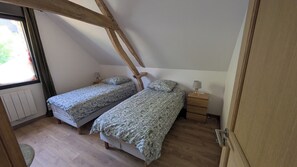 2 habitaciones, escritorio, tabla de planchar con plancha y wifi 