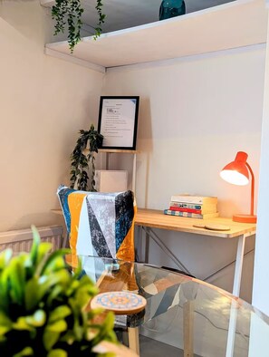 Interior - 2BR House By Eason Stays Short Lets Leeds (Leeds)