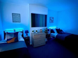 2 habitaciones, tabla de planchar con plancha, wifi y ropa de cama 