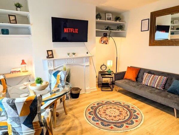 TV - 2BR House By Eason Stays Short Lets Leeds (Leeds)