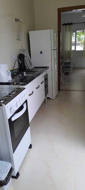 Apartament, 2 dormitoris, pati | Cuina privada | Frigorífic petit i placa de cuina 