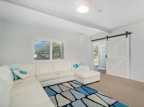 TV - Beverley Beach - Whangamata Holiday Home (Whangamata)