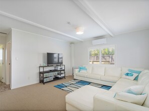 TV - Beverley Beach - Whangamata Holiday Home (Whangamata)