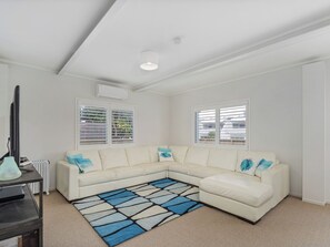 TV - Beverley Beach - Whangamata Holiday Home (Whangamata)