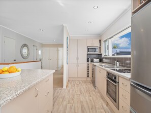 Fridge, microwave, dishwasher, toaster - Beverley Beach - Whangamata Holiday Home (Whangamata)